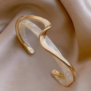 Elegant Gold and Cream Women's Bracelet